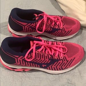 Mizuno Women’s size 10 Tennis Shoes